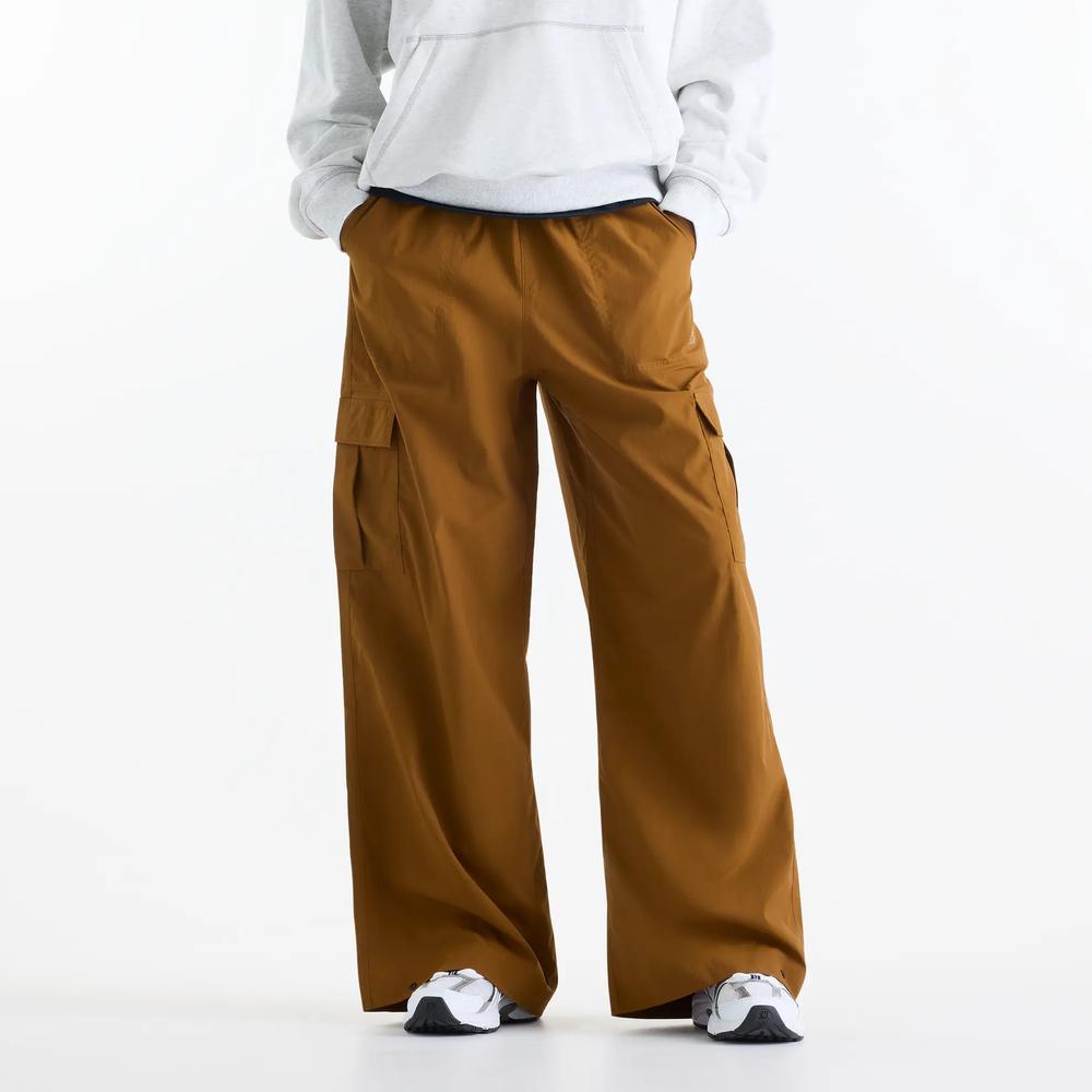 Spodnie damskie New Balance Cargo WP53504BFT - brązowe