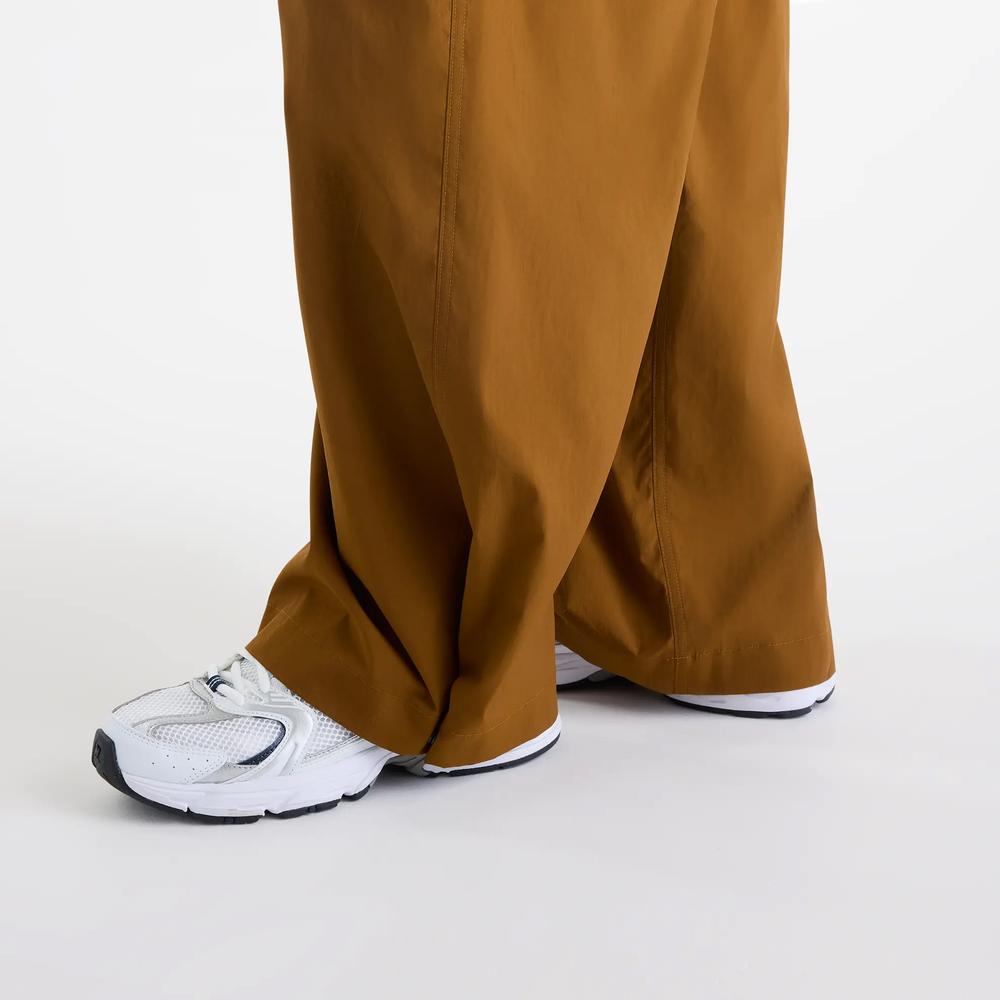 Spodnie damskie New Balance Cargo WP53504BFT - brązowe