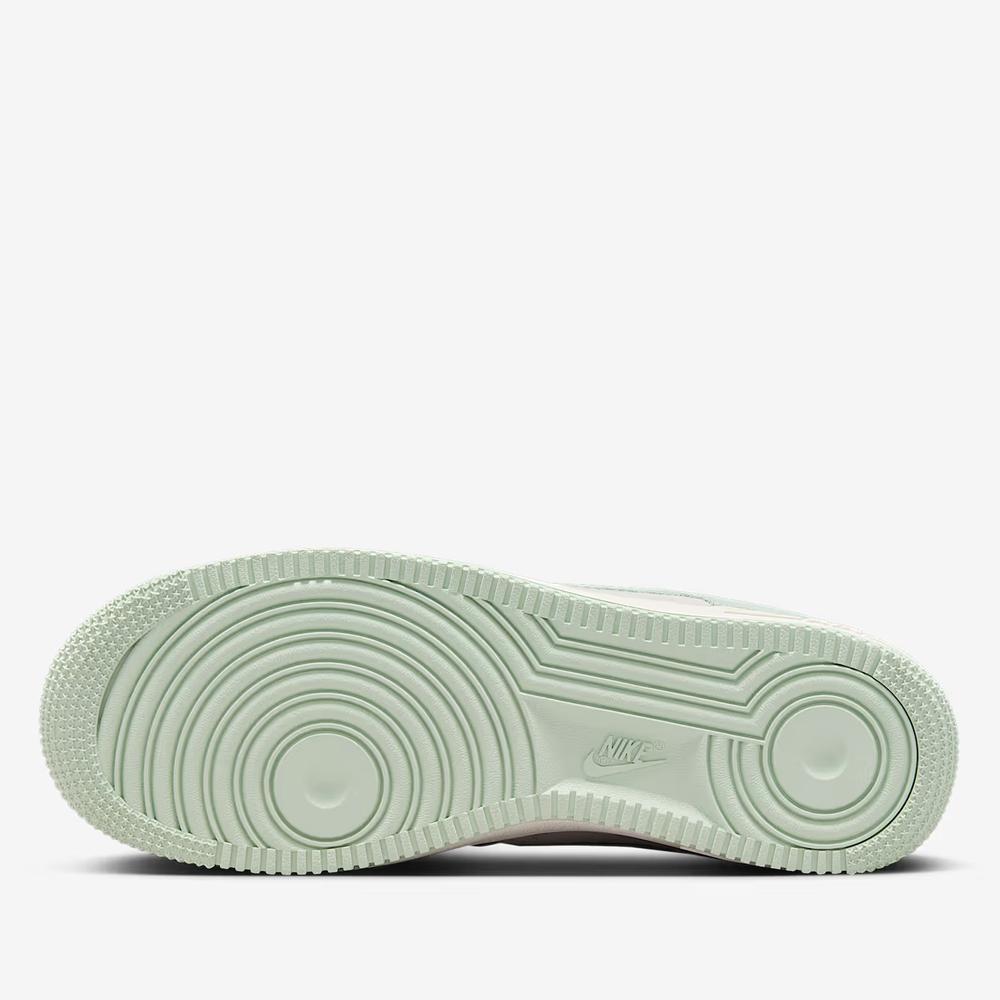 Buty damskie Nike Air Force 1 '07 SE HQ1497-099 - zielono-białe