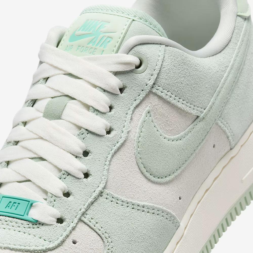 Buty damskie Nike Air Force 1 '07 SE HQ1497-099 - zielono-białe