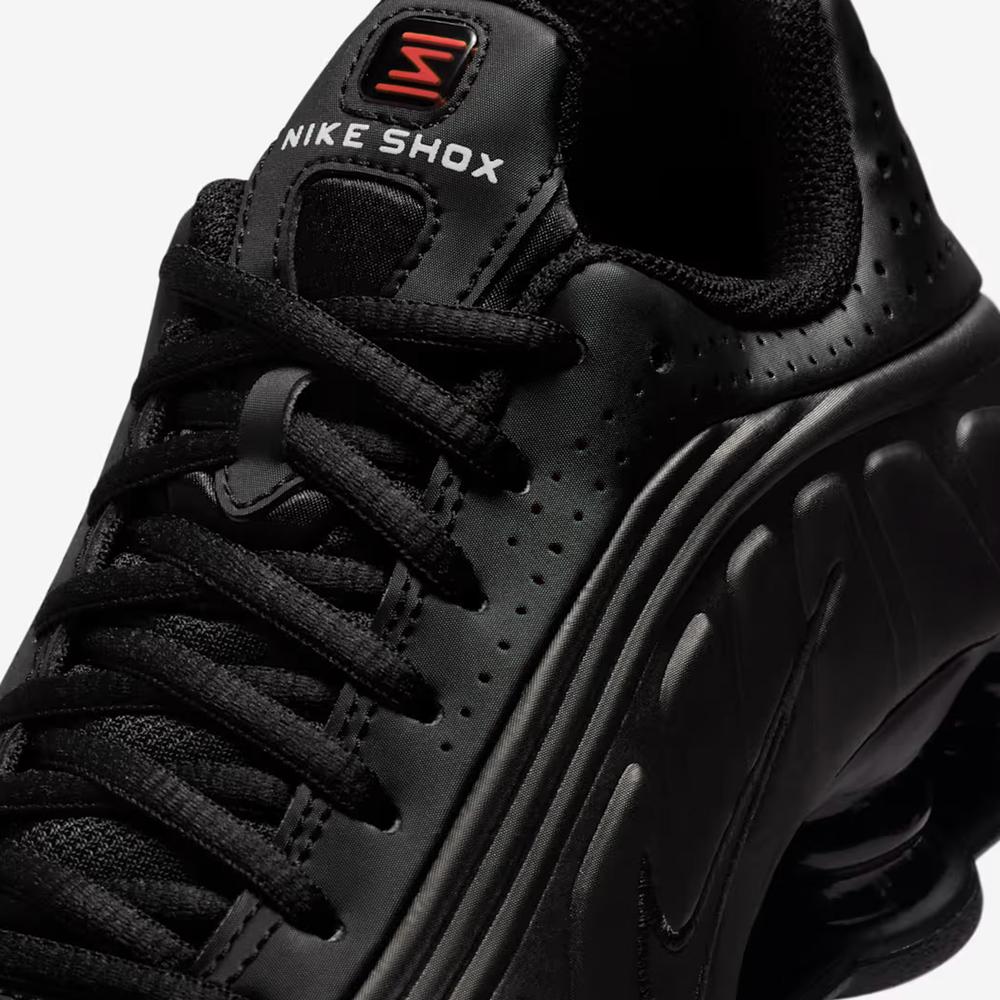 Buty młodzieżowe Nike Shox R4 CW2626-003 - czarne