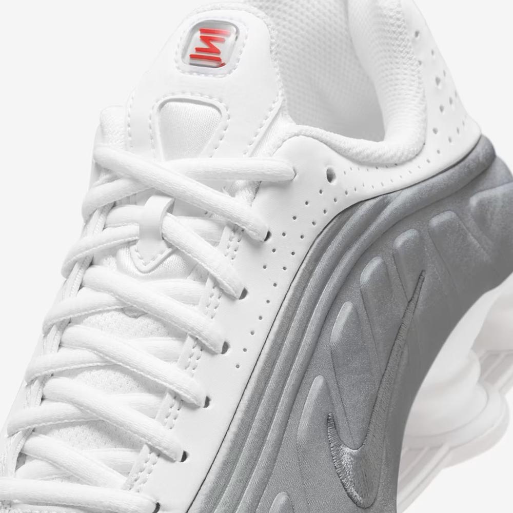 Buty młodzieżowe Nike Shox R4 CW2626-101 - biało-szare
