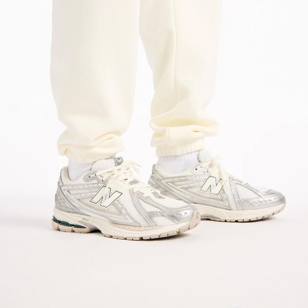 Spodnie męskie New Balance Reimagined Graphic MB62S1NTAGA - beżowe