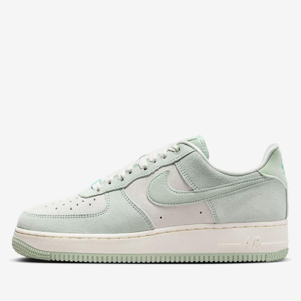Buty damskie Nike Air Force 1 '07 SE HQ1497-099 - zielono-białe