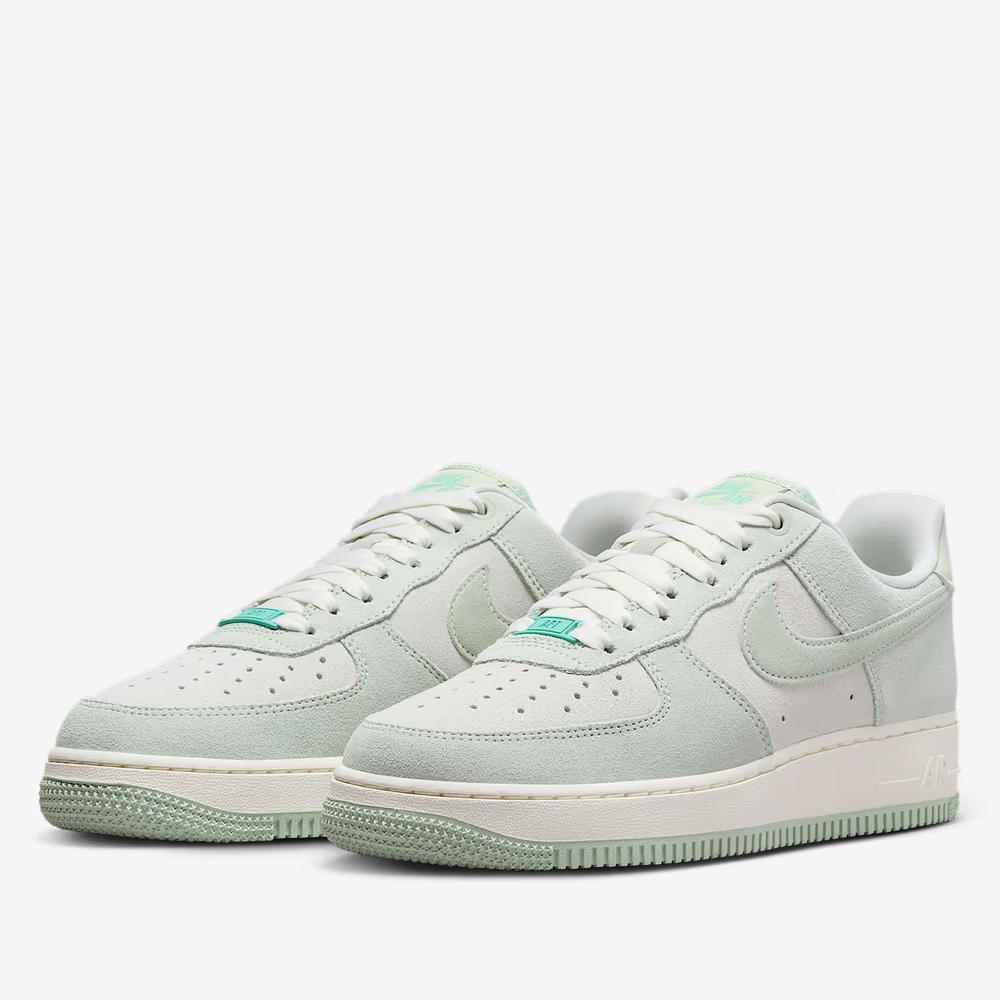 Buty damskie Nike Air Force 1 '07 SE HQ1497-099 - zielono-białe