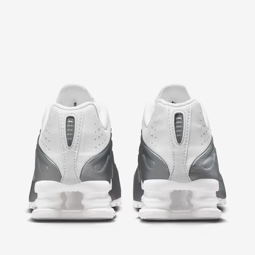 Buty młodzieżowe Nike Shox R4 CW2626-101 - biało-szare