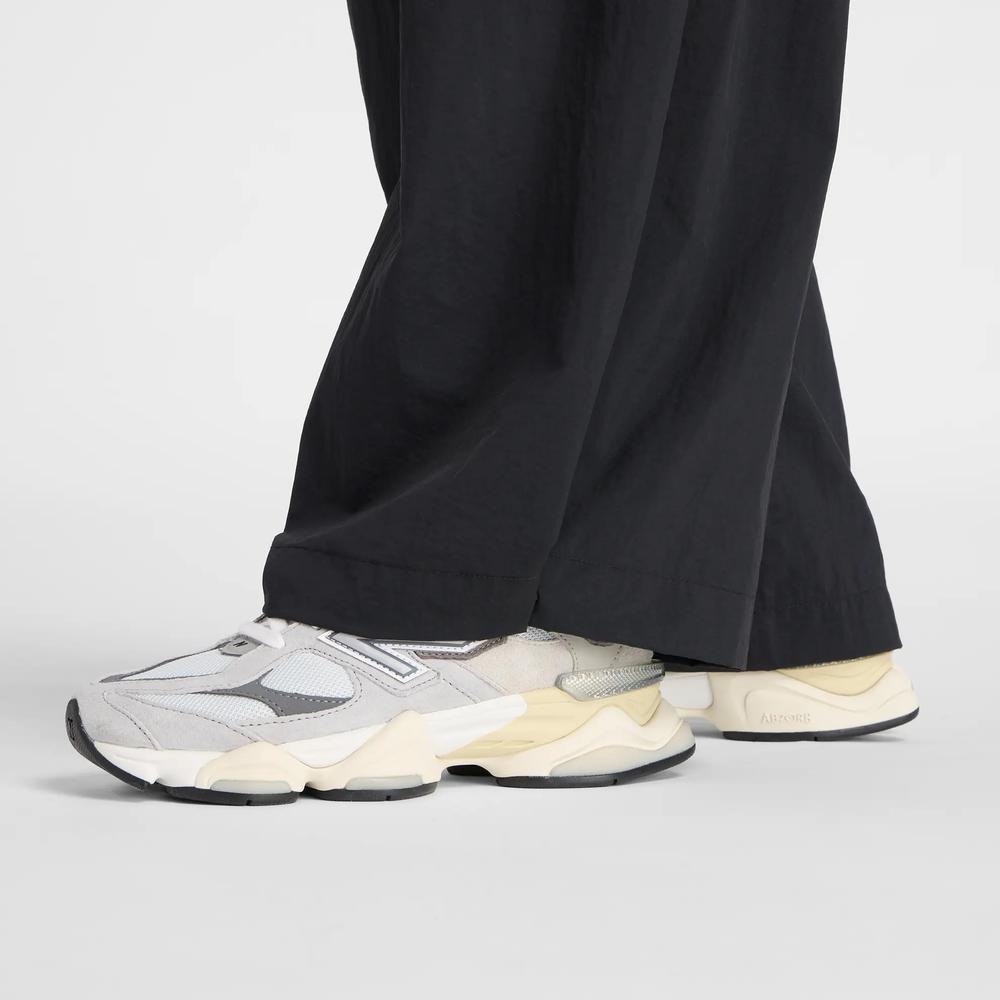 Spodnie damskie New Balance Cargo WP53504BK - czarne