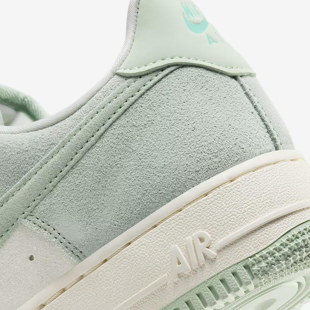 Buty damskie Nike Air Force 1 '07 SE HQ1497-099 - zielono-białe
