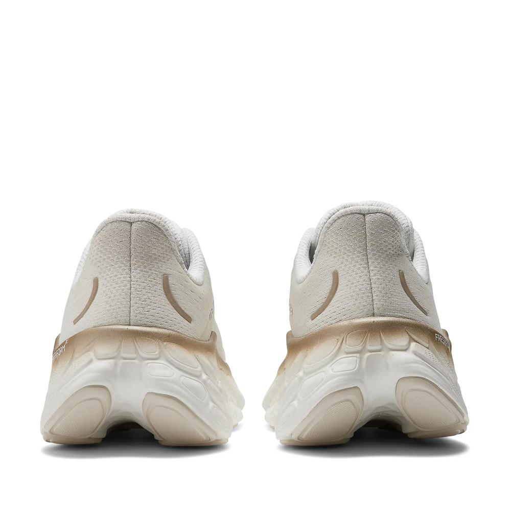 Buty New Balance Fresh Foam More v4 WMORCW4 - beżowe
