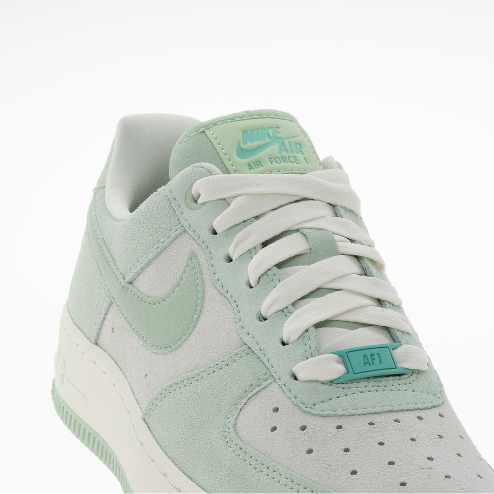 Buty damskie Nike Air Force 1 '07 SE HQ1497-099 - zielono-białe