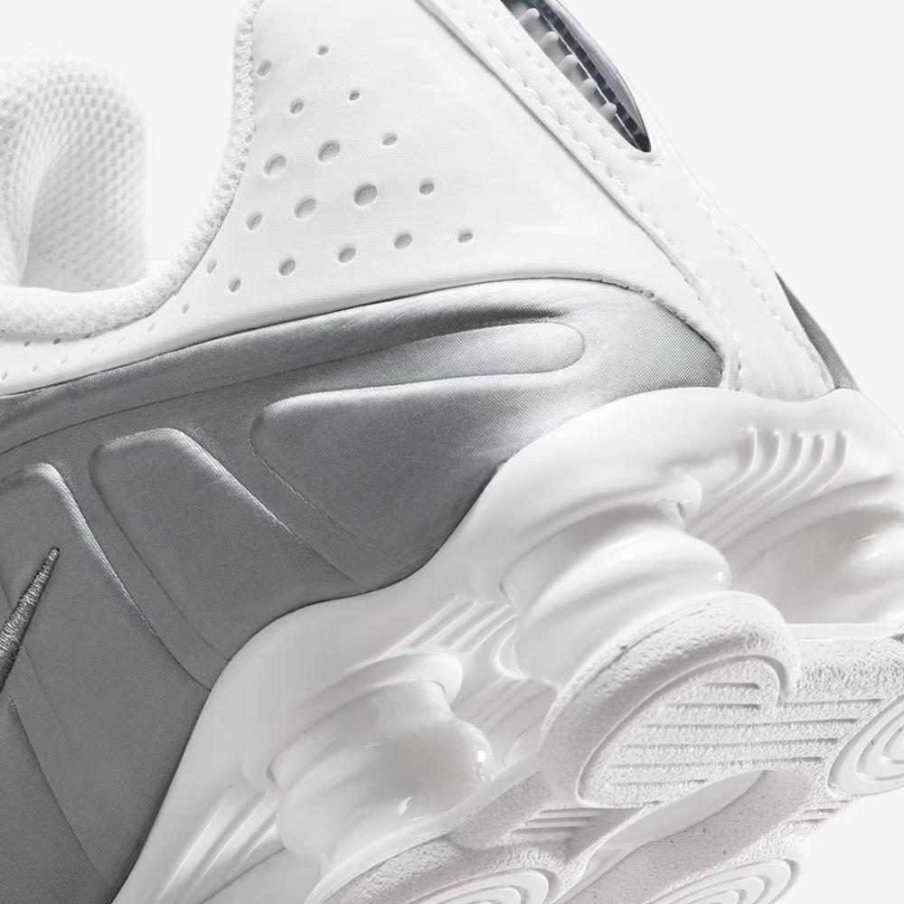 Buty młodzieżowe Nike Shox R4 CW2626-101 - biało-szare