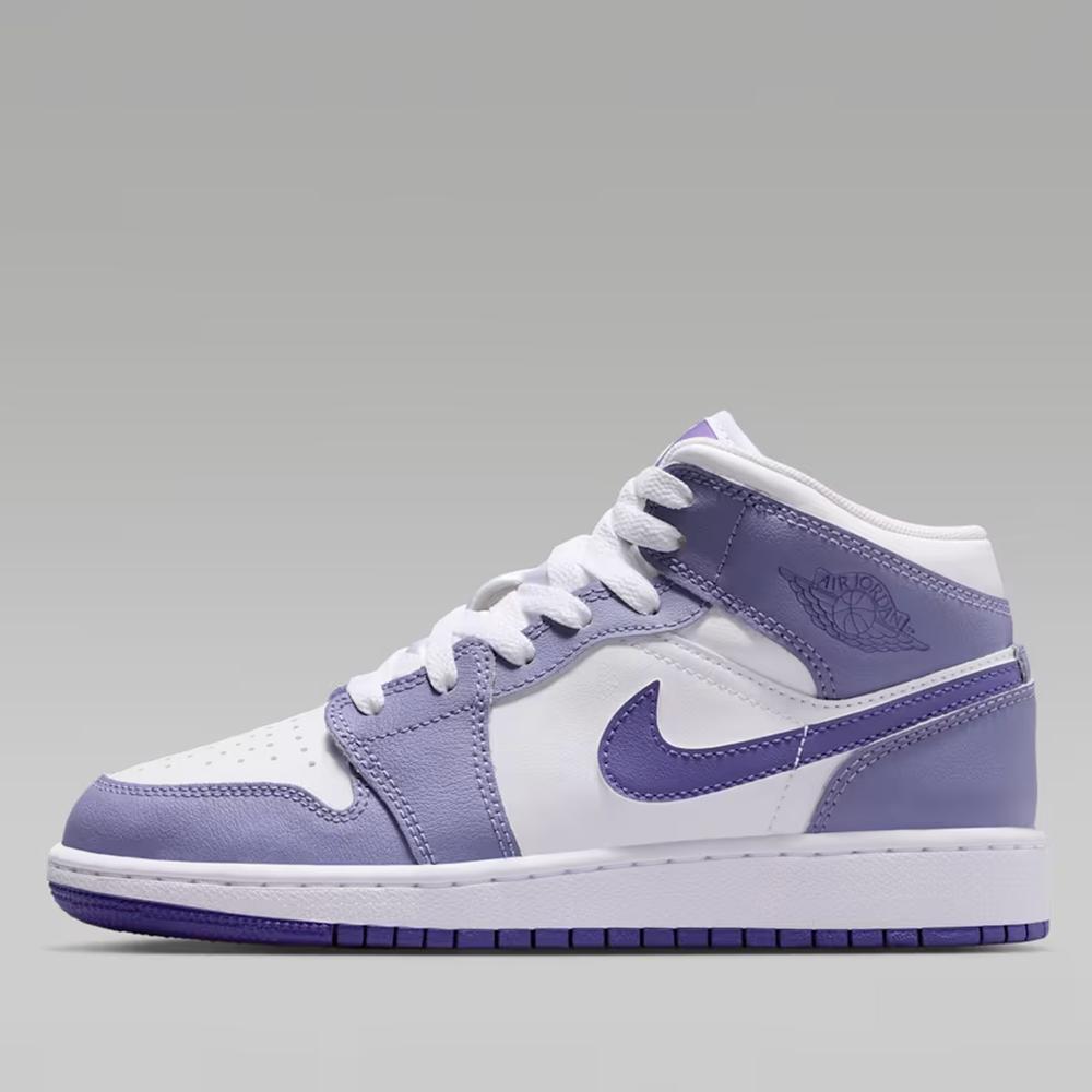 Buty młodzieżowe Nike Air Jordan 1 Mid DQ8423-500 - biało-fioletowe