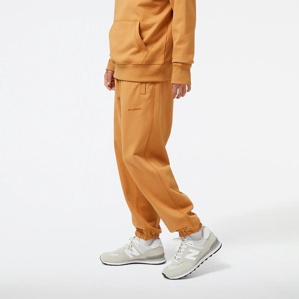 Spodnie dresowe New Balance MP23551TOB - pomarańczowe