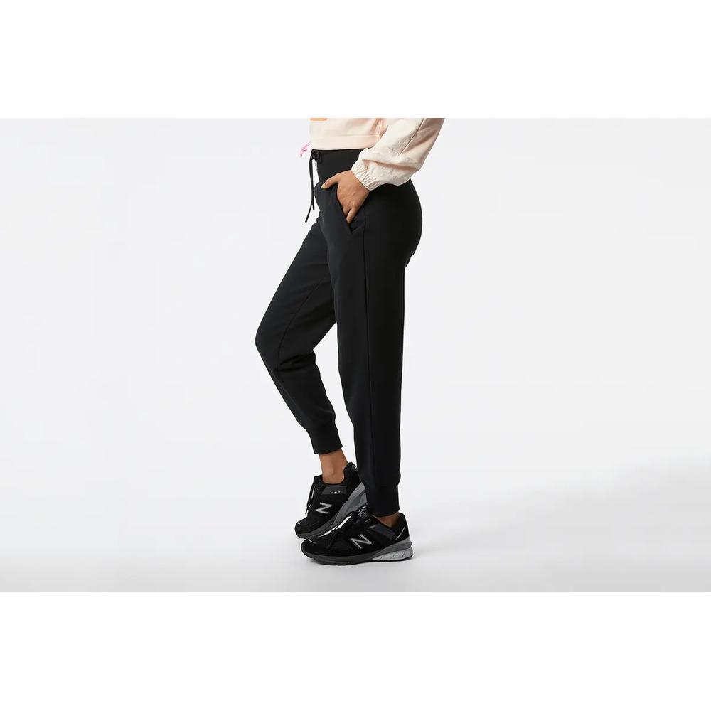 Spodnie New Balance WP21503BK - czarne