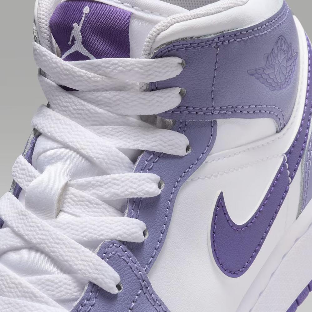 Buty młodzieżowe Nike Air Jordan 1 Mid DQ8423-500 - biało-fioletowe