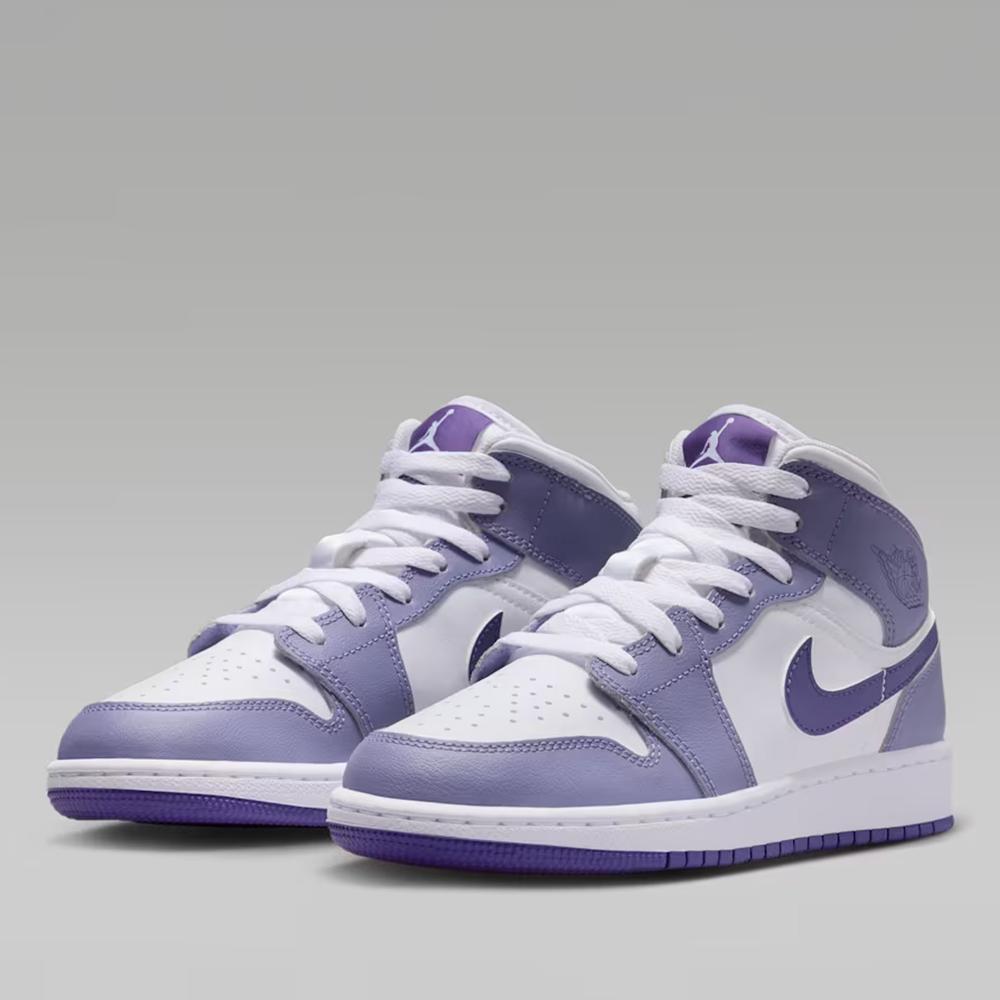 Buty młodzieżowe Nike Air Jordan 1 Mid DQ8423-500 - biało-fioletowe