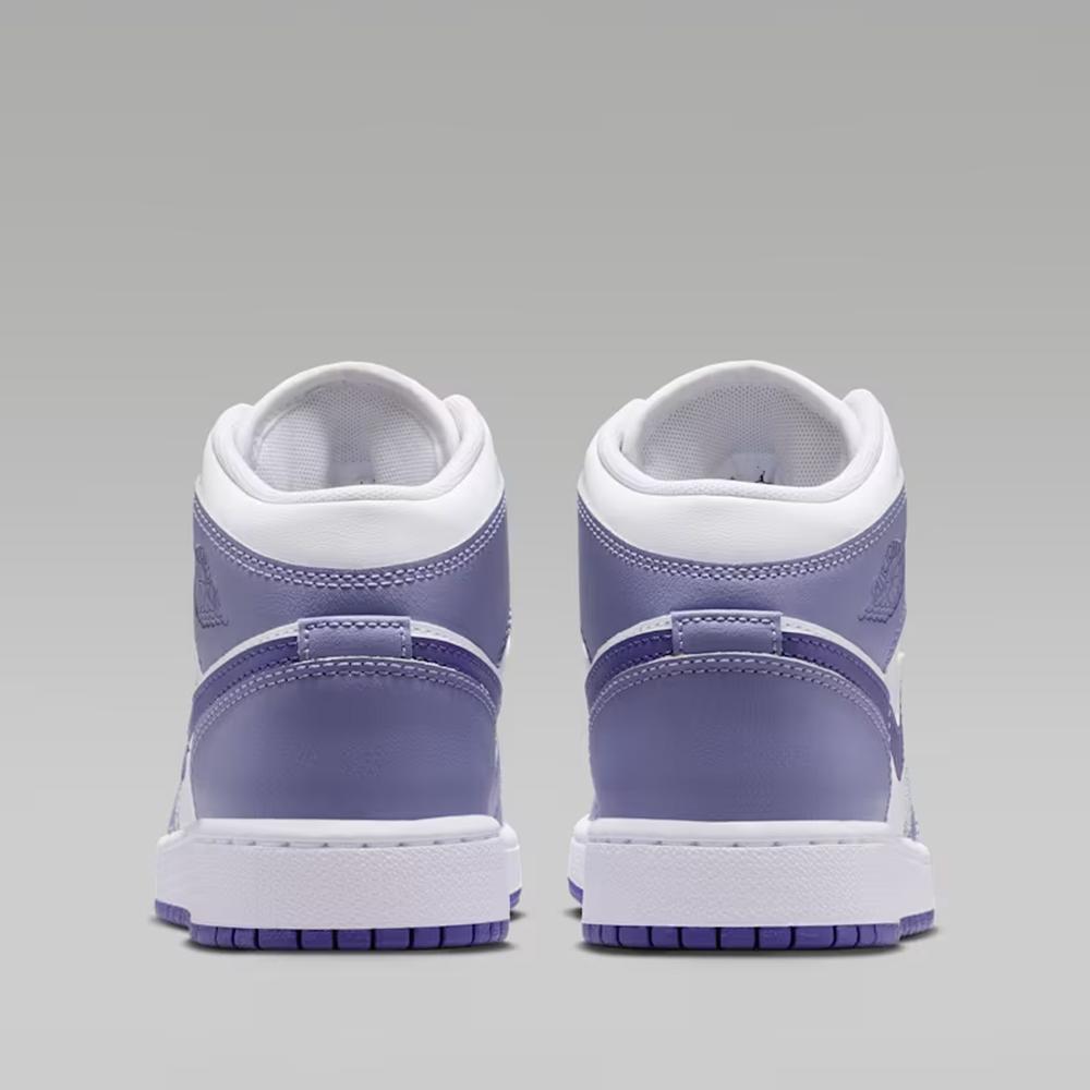 Buty młodzieżowe Nike Air Jordan 1 Mid DQ8423-500 - biało-fioletowe