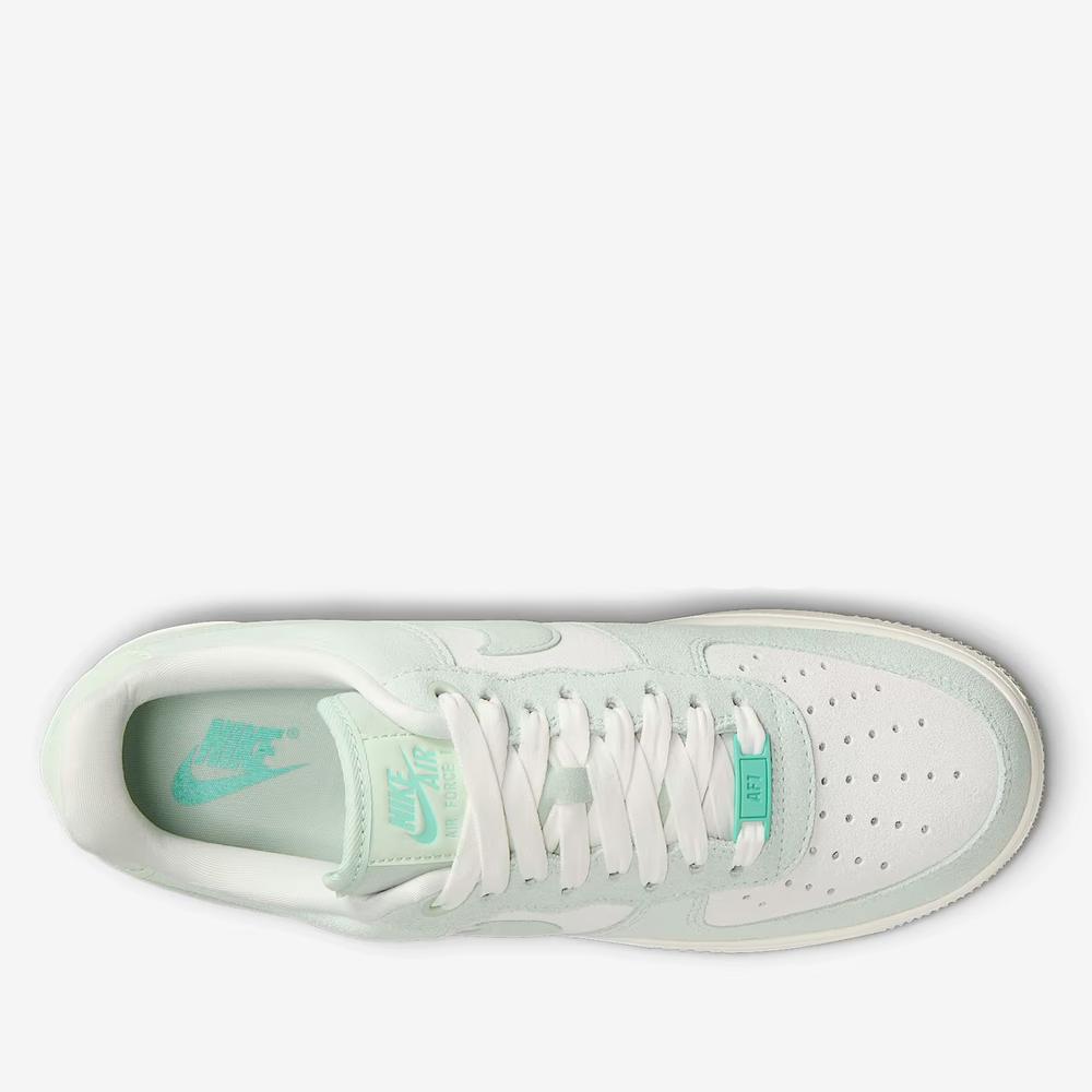 Buty damskie Nike Air Force 1 '07 SE HQ1497-099 - zielono-białe