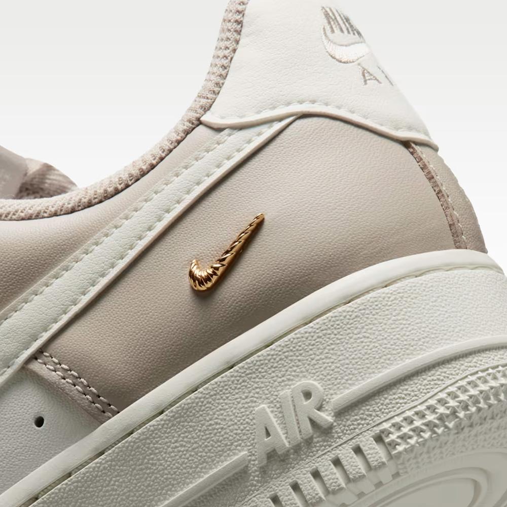 Buty damskie Nike Air Force 1 '07 IV5197-200 - beżowe